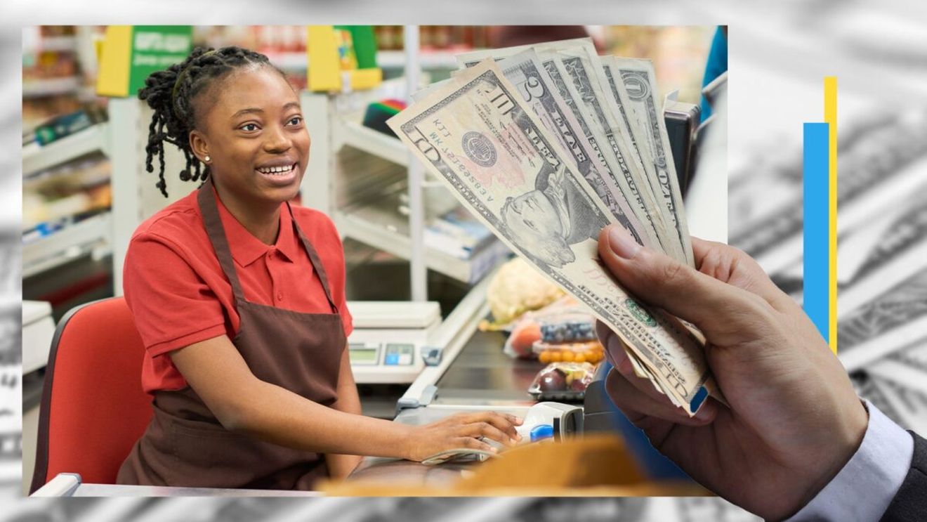 Cât câștigă un casier român angajat la un supermarket din SUA