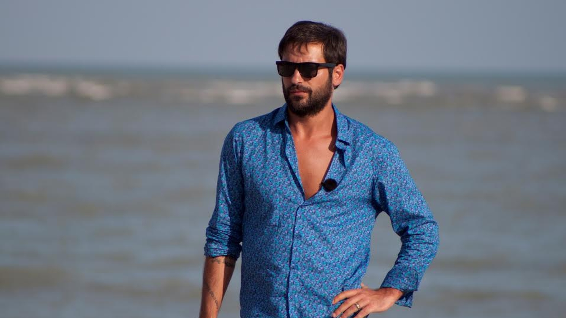 Surpriză! Ce studii are, de fapt, Radu Vâlcan. Nu ți-ai fi imaginat asta despre prezentatorul show-ului Insula Iubirii de la Antena 1