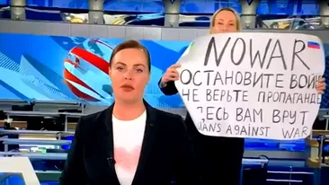 Reacţia surprinzătoare a lui Zelenski după ce o jurnalistă rusă a protestat anti-război, în direct, cu un banner. Mesaj şi pentru toţi soldaţii ruşi