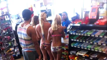 S-a apropiat de cele 3 fete în bikini, la mare, într-un market. Dar când s-a uitat la picioarele lor, a încremenit!