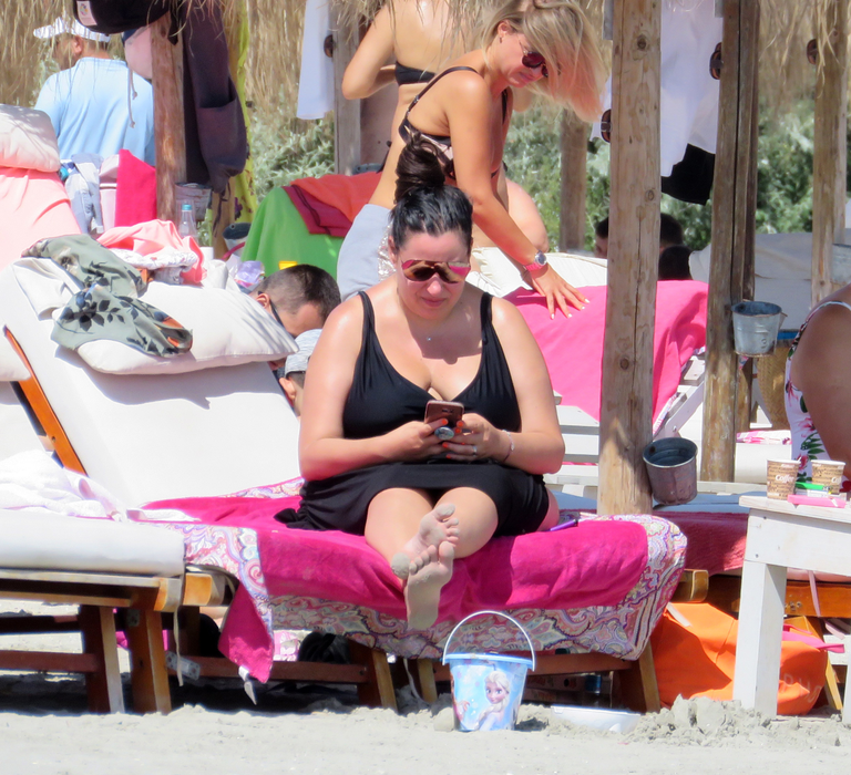 Oana Roman s-a protejat de radiaţiile solare