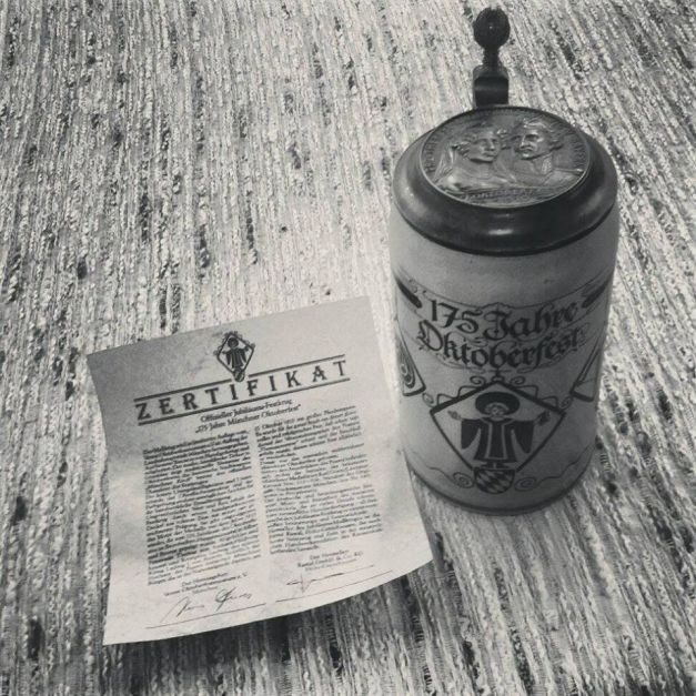 Pentru unele piese, colecționarul are și certificat de autenticitate