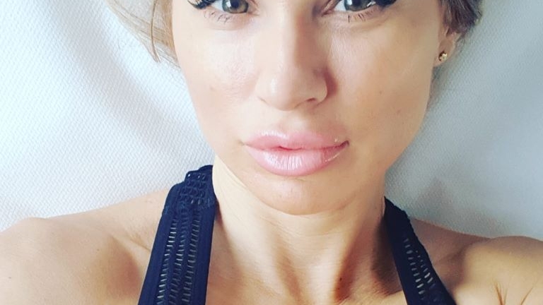 Roxana Marinescu, primele declarații după ce a fost diagnosticată cu COVID-19. “Am văzut moartea cu ochii, eram rece ca un cadavru!” Cum se simte acum fosta vedetă Playboy