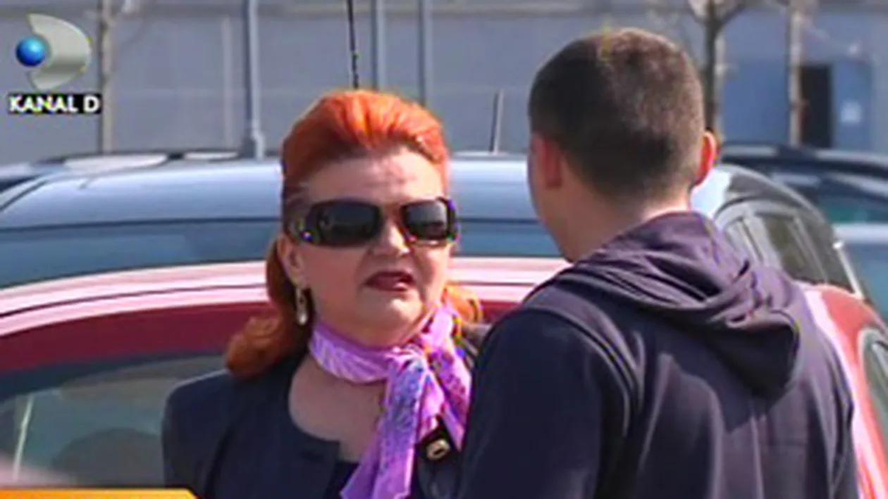 VIDEO De ziua ei, Maria Carneci a flirtat cu un tanar in parcarea unui mall, la doi pasi de sotul ei: Deci vrei perversitati de-astea?