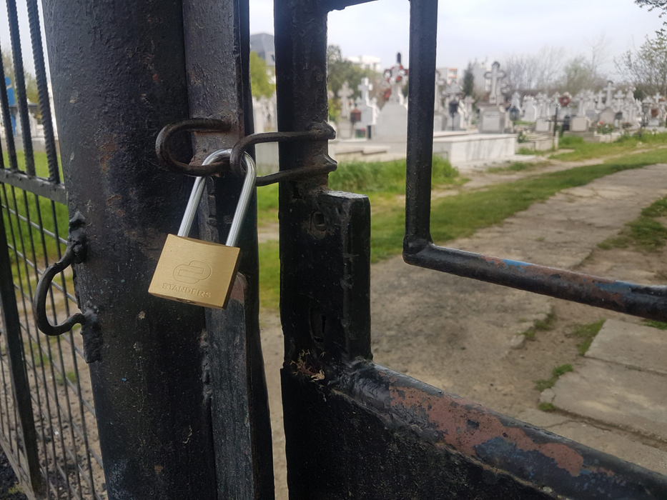 Autoritățile au pus lacăte pe cimitire pentru a preveni extinderea îmbolnăvirilor