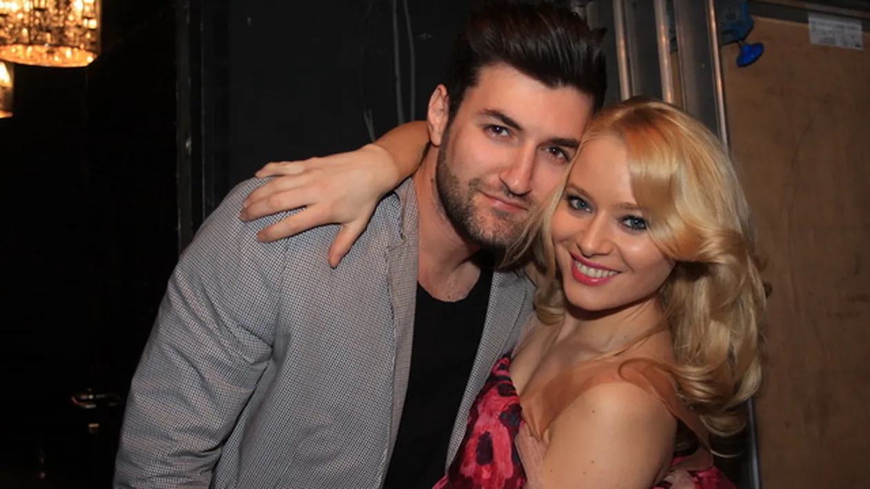 El mai vrea, dar ea refuza. Smiley continua sa o complimenteze public pe Laura Cosoi insa aceasta ii ignora comentariile