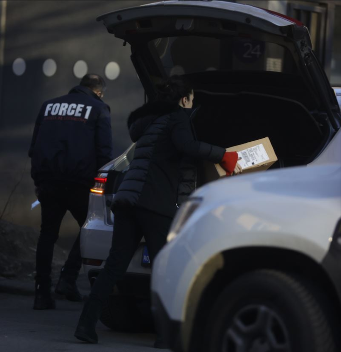 Geanina, la sediul Pro TV, ridică un pachet (SURSA FOTO: CANCAN.RO)