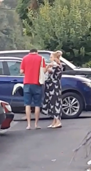 Andreea Gramoșteanu și soțul și băiețelul lor, la ieșirea din maternitate