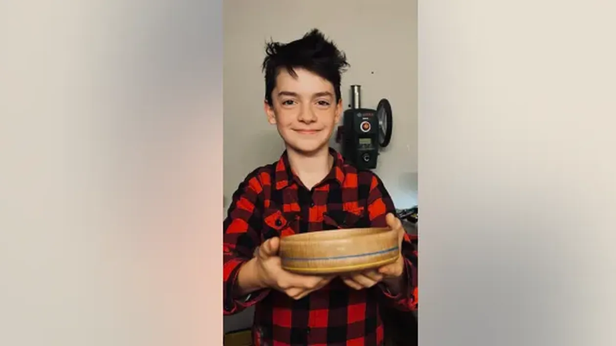 Un băiat de 12 ani a strâns peste 220.000 de lire cu un bol de lemn. Banii îi va dona către copiii din Ucraina