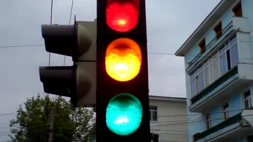 Amenda uriașă pe care o primesc șoferii care accelerează când văd culoarea galbenă a semaforului. Când ai voie să treci
