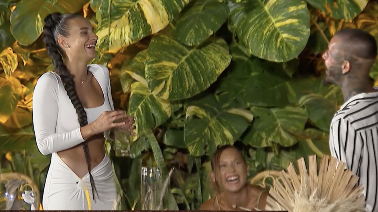 Triunghi amoros la Survivor România?! S-au dat de gol în faţa camerelor, s-au "prins" şi colegii: "O, ce trio"