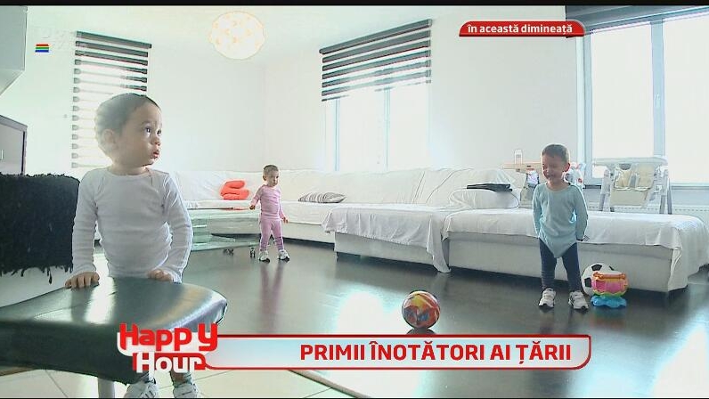Măruţă, noi peripeţii cu tripleţii Nicoletei Luciu - i-a dus la prima lecţie de înot! Uite-l cum s-a descurcat! Sunt adorabili!