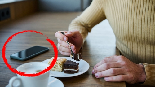 Obișnuiești să îți lași telefonul mobil pe masă în public? 4 motive pentru care faci o mare greșeală