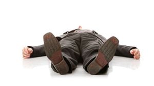 Un tanar a fost ucis in bataie! Ca sa scape, ucigasul a dat cu masina peste cadavru!