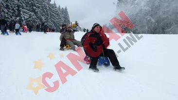 Valea Prahovei, plina de turisti! S-au bucurat de zapada!
