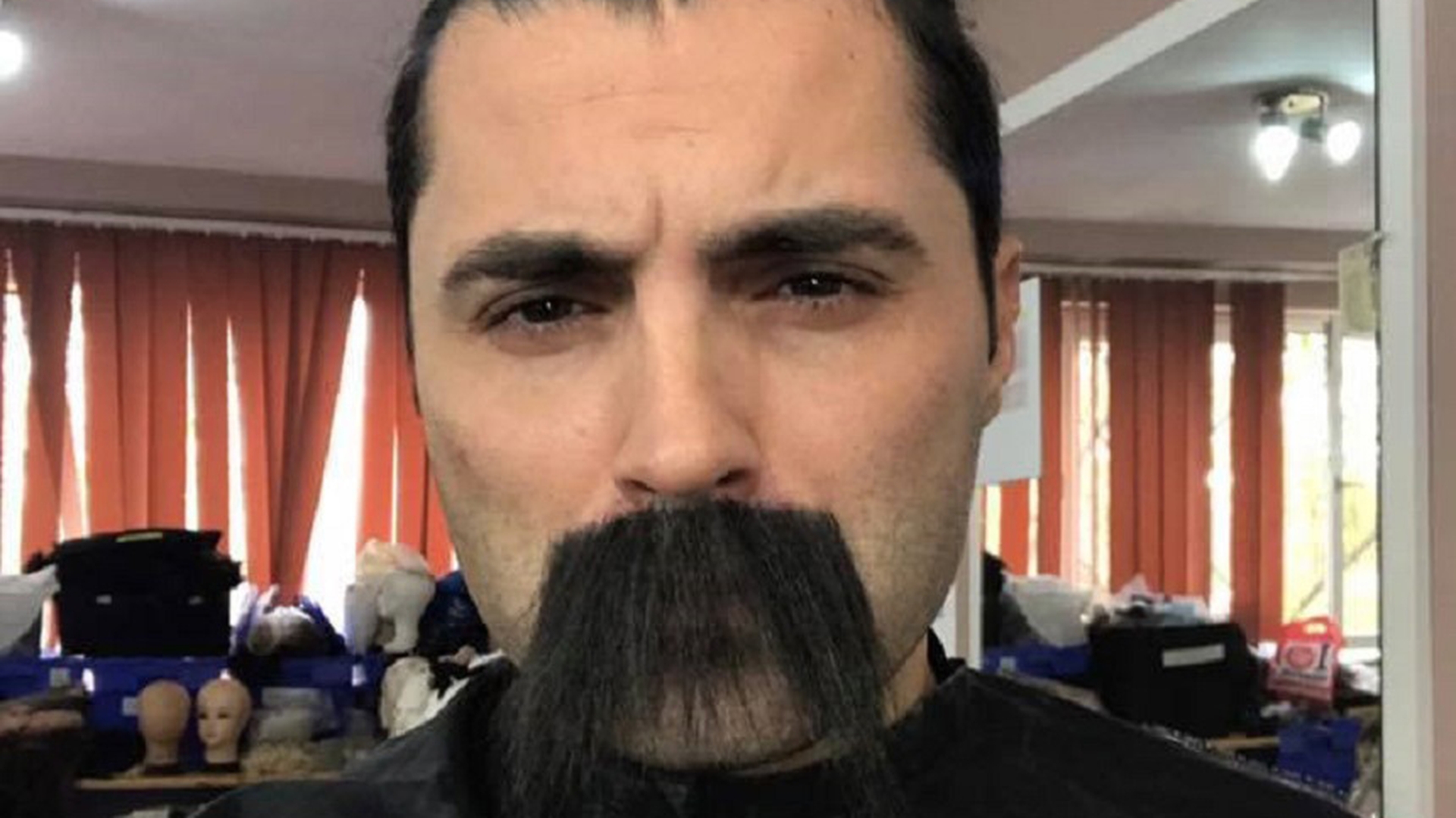 Pepe, transformare radicală pe scaunul frizerului. ”Cum mănânc”?!