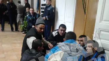 Circ la parchetul de pe lângă Tribunalul Dâmboviţa. Peste 600 de oameni sunt ţinuţi pe holurile instituţiei de peste 36 de ore