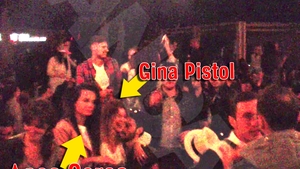 “Sus pe bar, sus pe bar, asa danseaza fetele pe litoral!” O celebra stirista s-a harjonit cu o vedeta sexy sub privirile iubitului