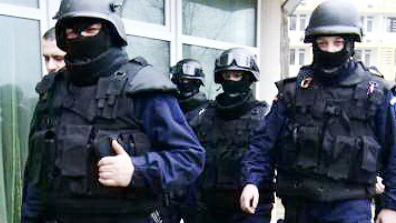 Bataie rupta din desene animate! O trupa de lautari imbracati in roz a fost batuta de interlopi! Totul a pornit de la o gluma!