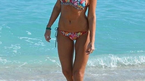 ANNA LESKO, mai sexy ca niciodată! Şi-a expus formele la soare într-un costum de baie minuscul