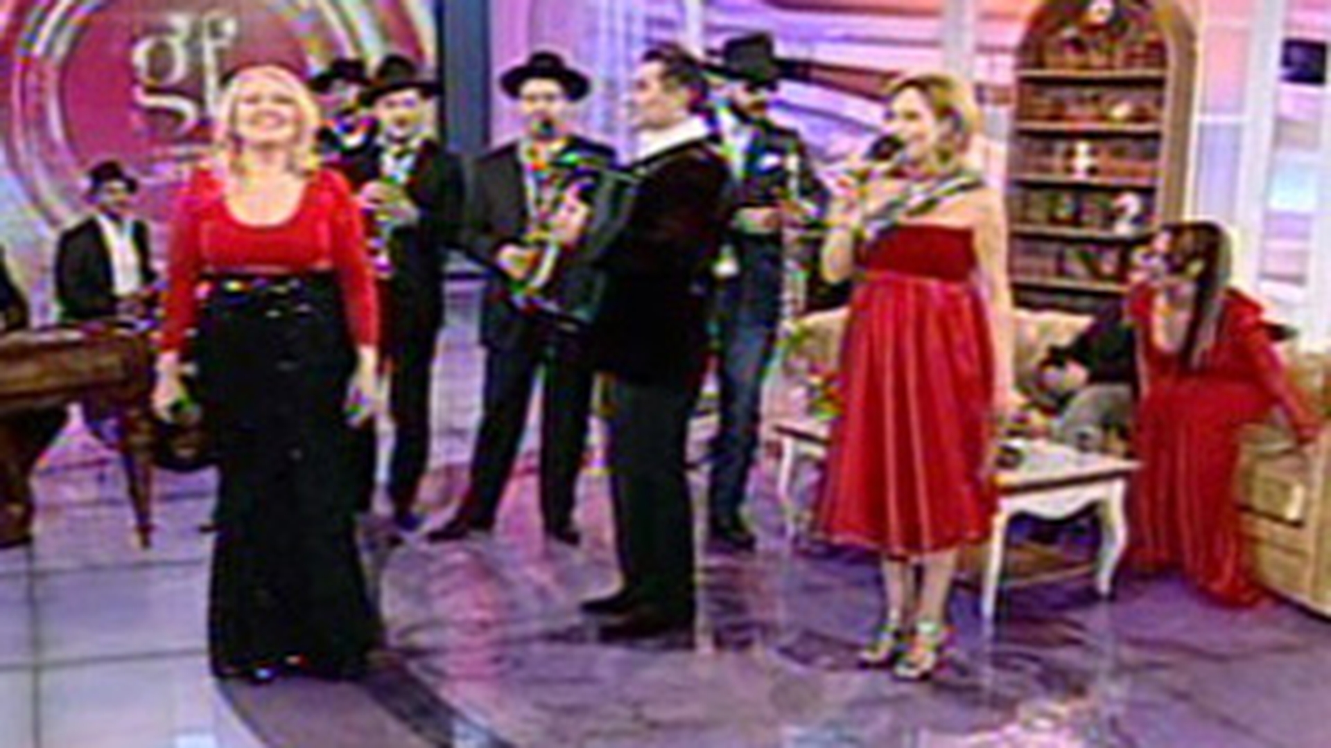 Gabi Firea, intr-o rochie rosie si cu tocuri inalte la emisiune! Prezentatoarea nu mai are mult si naste!