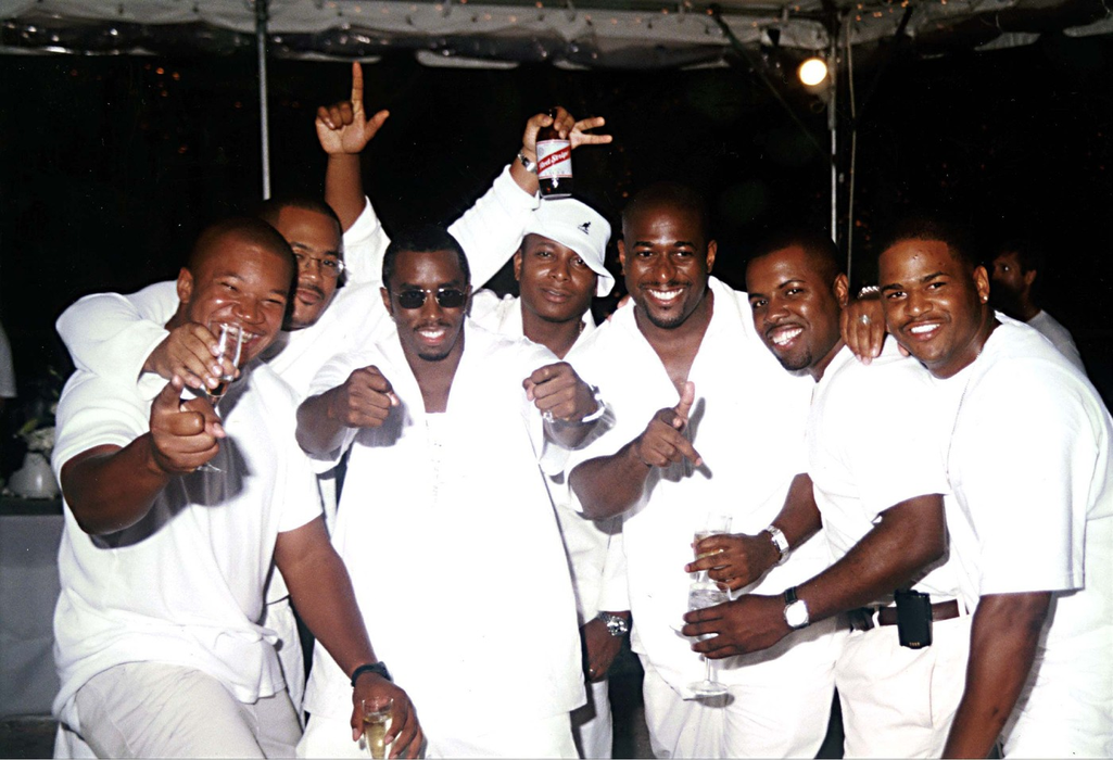 Sean 'Puff P Diddy' Combs cu avocați din industria muzicii și oameni de afaceri la petrecerea sa anuală de Ziua Muncii unde toată lumea este obligată să poarte alb la casa sa din East Hamptons. 4 septembrie 1999, East Hampton, New York, SUA. Foto: Profimedia