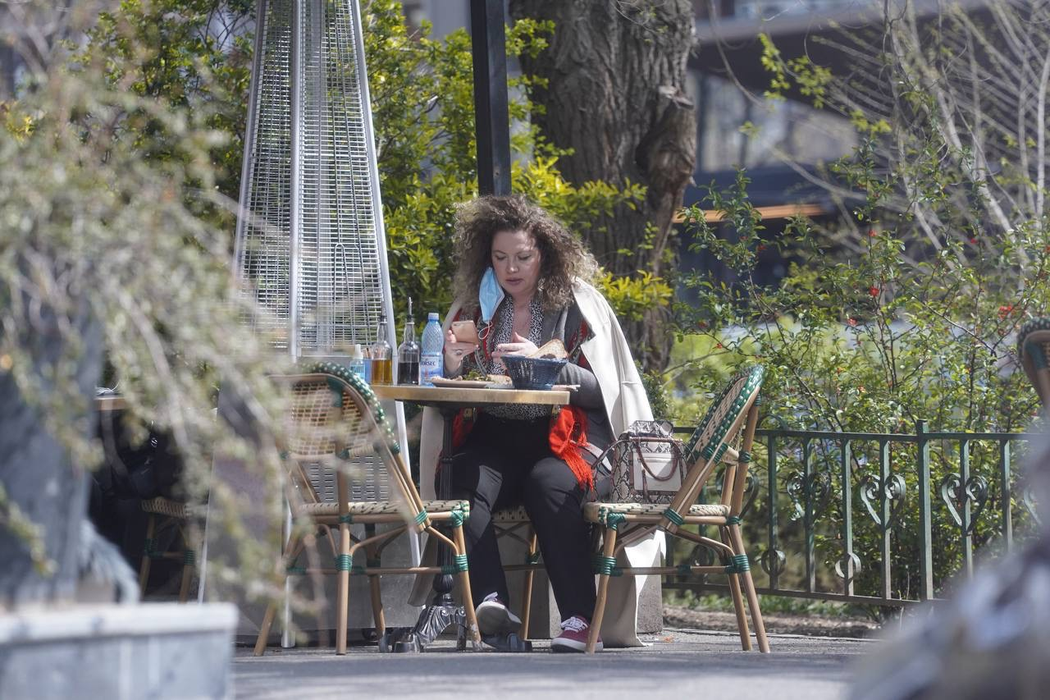 Oana Lis, singură la terasă după ce a aflat de moartea tatălui său / Sursă foto: CANCAN