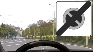 Și șoferii experimentați se înșală. Ce trebuie să faci, de fapt, dacă întâlnești indicatorul rutier alb-negru din imagine