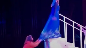Imagini spectaculoase. O artistă a rămas fără rochie, chiar în timpul concertului, după ce o femeie a tras de ea