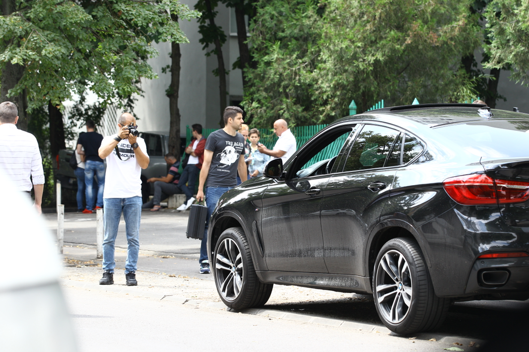 Dorian Popa s-a trezit cu mașina vandalizată, motiv pentru care a ajuns la Poliție