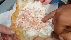 VIDEO. Mai mulți arădeni au cumpărat langoși cu viermi de la o gogoșerie din Sântana. Cum a reacționat vânzătoarea