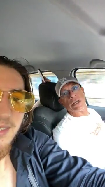 Van Damme ascultă manele în mașină, alături de un grup de clujeni / Sursă foto: captură video Facebook