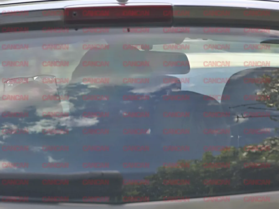 Carmen și iubitul se sărută în mașină Foto CANCAN.RO