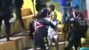 VIDEO Bataie intre fortele de ordine si o...blonda, la un meci de fotbal!