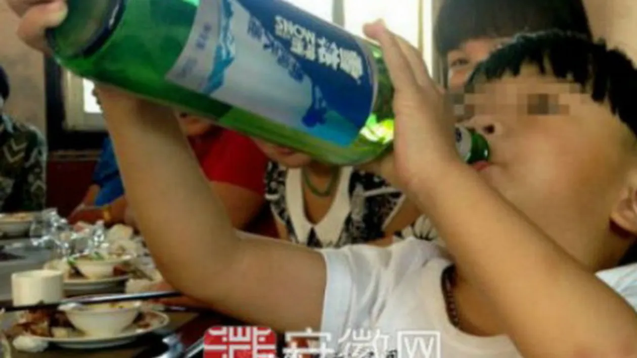 Are doi ani e ALCOOLIC! Parintii sai i-au dat de baut cand avea doar o luna! Ce performanta a reusit