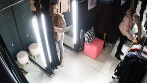 Polițist din Cluj-Napoca, surprins în timp ce se autosatisfăcea în cabina de probă a unui magazin