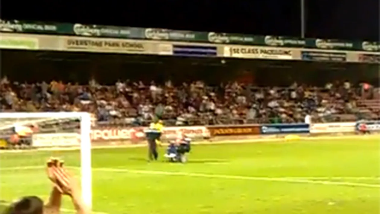 VIDEO Culmea exhibitionismului: Un fan a navalit pe terenul de fotbal intr-un scaun cu rotile
