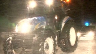 In judetul Buzau, doua autobuze au ramas blocate in zapada