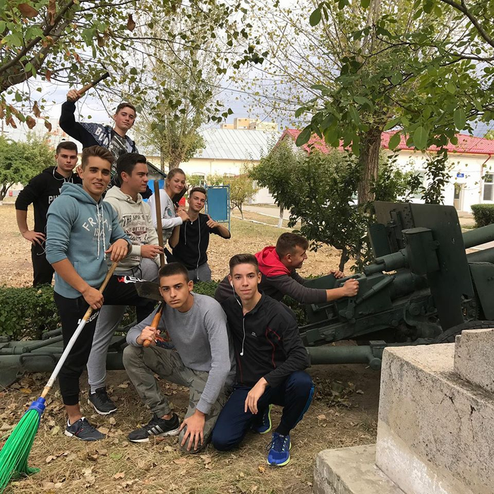 Mihai și colegii săi de la Liceul militar din Craiova