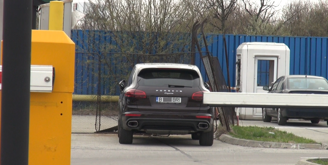 Porsche-ul lui Brigitte, cu care soţii Năstase au venit la aeroport