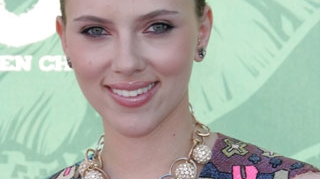 Scarlett Johansson va petrece Revelionul mancand pizza si uitandu-se la filme