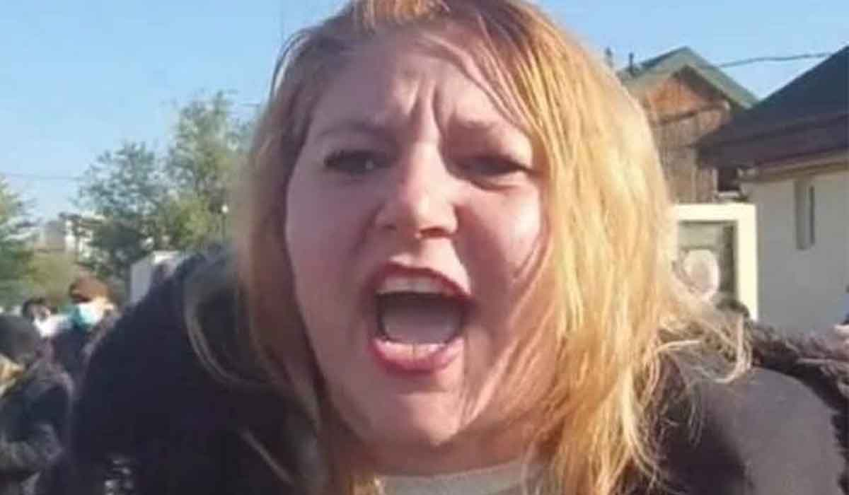 Diana Șoșoacă a făcut, din nou, circ în Parlament. Și-a pus o botniță în plen, în semn de protest față de restricțiile anti-COVID