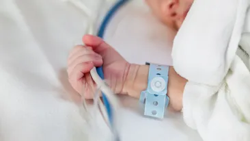 Un cuplu este acuzat de moartea fiicei lor de 16 luni, după ce micuța a fost hrănită cu lapte vegetal