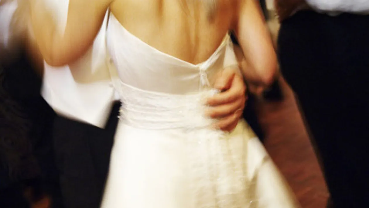 Şi-a petrecut noaptea nunţii la răcoare! Poliţiştii au arestat o mireasă fiindcă a bătut un invitat!