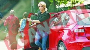 Studentii se Inghesuie la Romano-Americana dupa modelul Elena Basescu