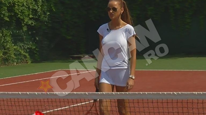 Bianca si-a "nenorocit" adversarul la tenis! A jucat cu sfarcurile la vedere!