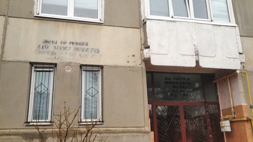 Mai tineti minte cand va cheamau prietenii sa bateti mingea la asfalt? Vezi ce si-a scris cel mai furios locatar sub fereastra!