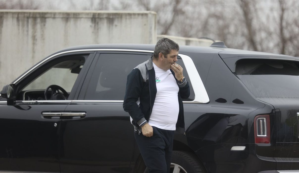 Bobi de la Urlați savurează o țigară (Foto: CANCAN.RO)