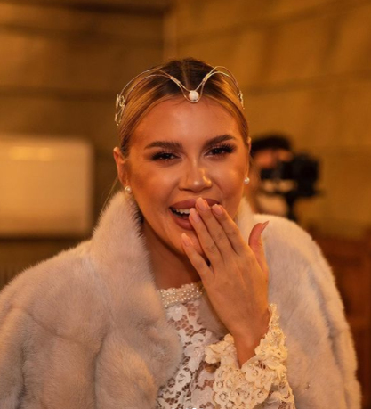 Emily Burghelea, primele declarații după ce s-a căsătorit: "Îl țineam de mână pe iubitul meu și parcă deveneam unul și același" 