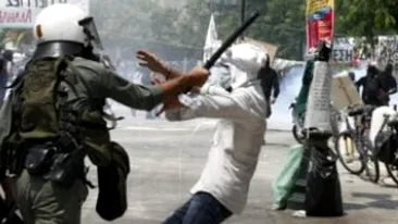 VIDEO Grecia, la un pas de razboi civil!